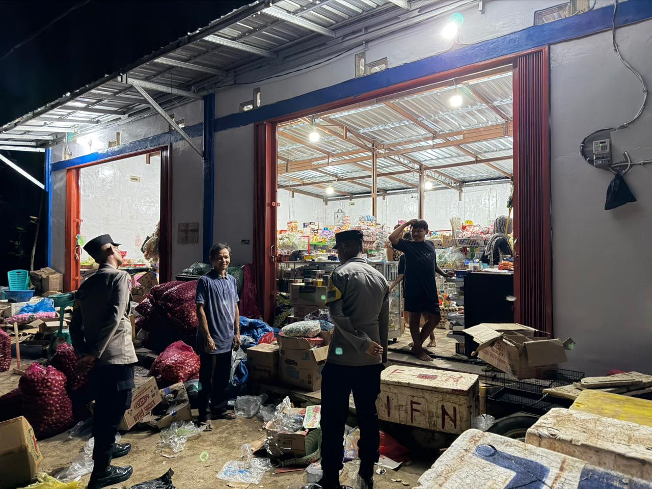 Piket Polsek Delang Sambangi Pedagang, Jalin Kedekatan dengan Masyarakat