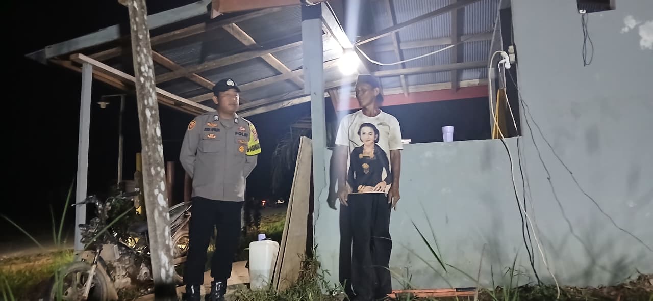 Jalin Kedekatan, Personel Polsek Lamandau Sambangi kerumah Warga