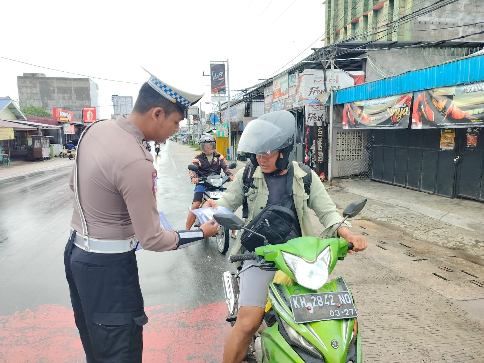 Pembagian Brosur Keselamatan Berlalu Lintas Kepada masyarakat.