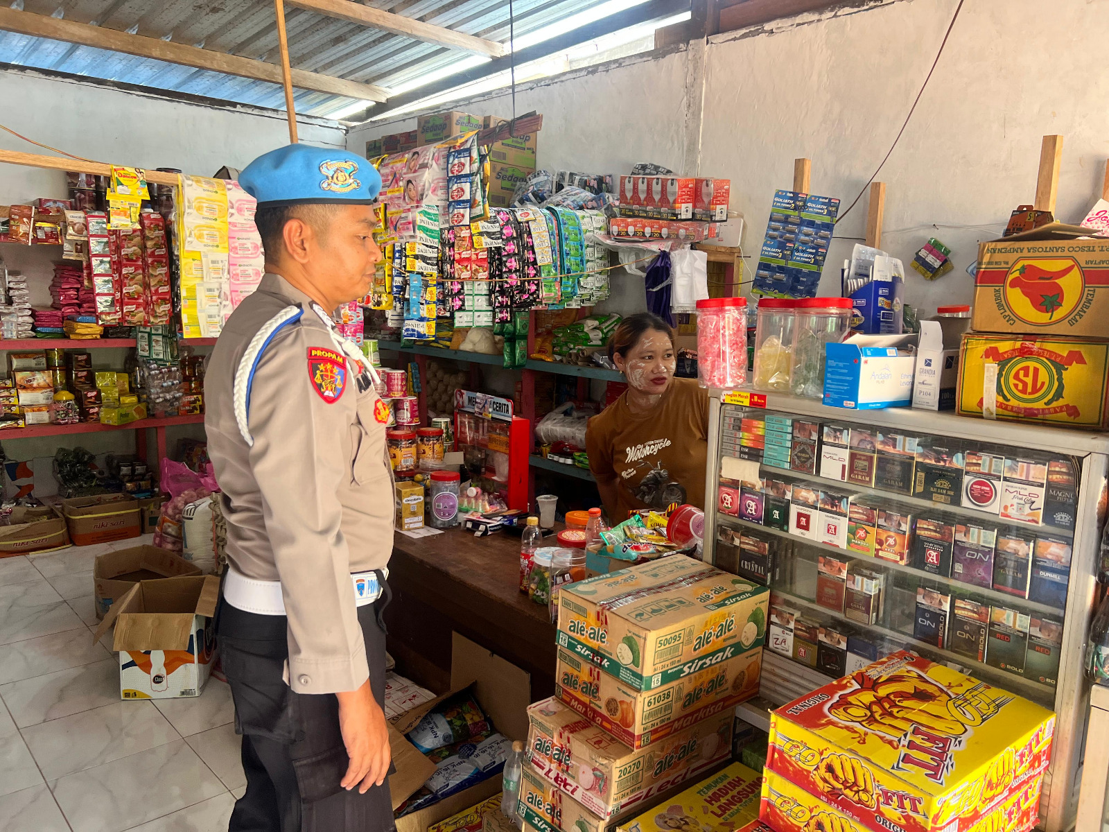 Piket Polsek Lamandau sambang dan Silaturahmi Ke Pedagang