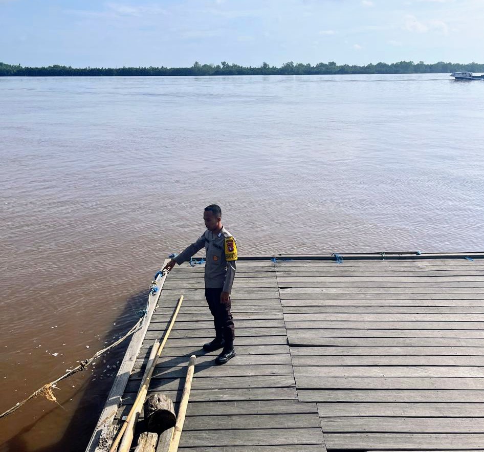 Antisipasi Terjadinya Bencana Banjir, Personil Polsek Katingan Kuala Rutin Melakukan Pengecekan Debit Air Di Wilayahnya
