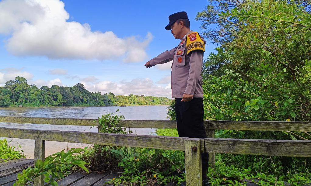Deteksi Banjir, Polsek Tewang Sangalang Garing dan Pulau Malan Cek Ketinggian Debit Air