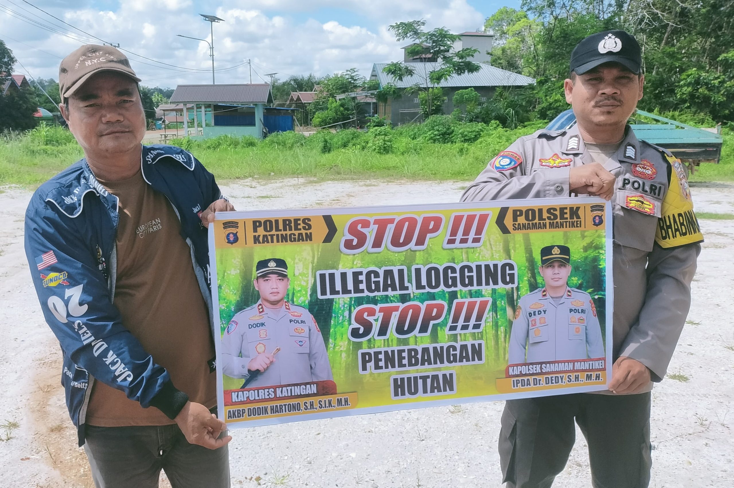 Bhabinkamtibmas laksanakan Sosialisasikan tentang larangan dan sangsi Pidana bagi pelaku Ileggal Logging kepada masyarakat di  Desa Binaan.