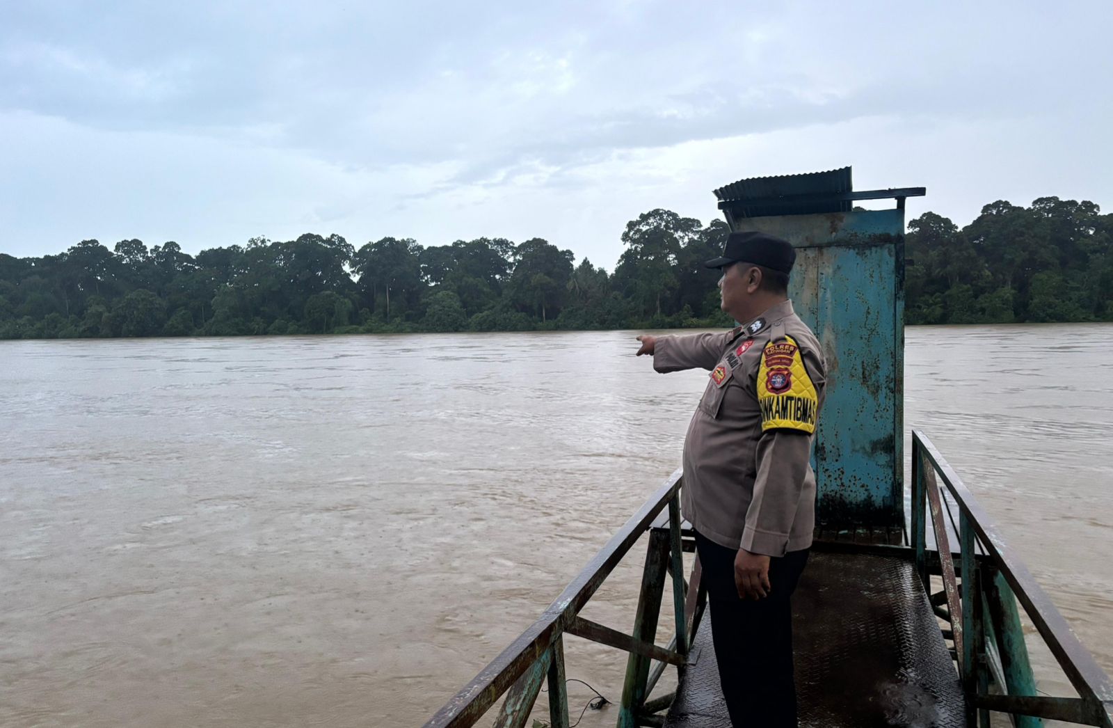 Deteksi Banjir, Polsek Tewang Sangalang Garing dan Pulau Malan Cek Ketinggian Debit Air