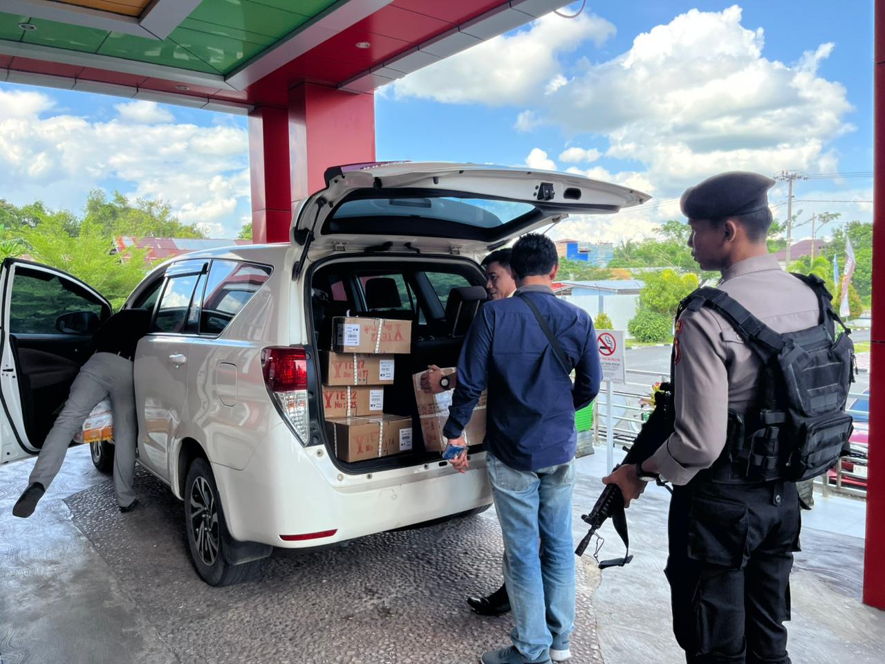 Pengawalan Uang oleh Personel Samapta Polres Katingan Berjalan Aman dan Lancar.