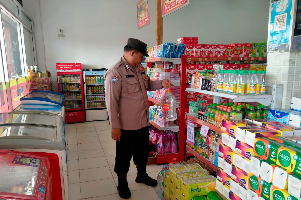 Anggota Polsek Sematu Jaya yang di pimpin langsung, Aipda Erizki melaksanakan patroli dialogis di Megamart Kecamatan Sematu Jaya guna memelihara siskamtibmas di wilayah Hukum Polsek Sematu Jaya.