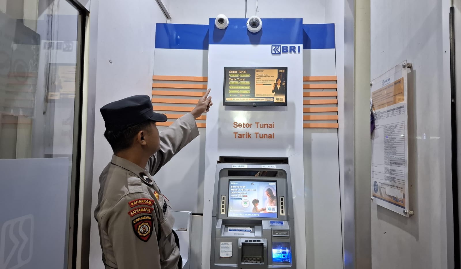 POLSEK SEMATU JAYA LAKSANAKAN PATROLI MALAM DI ATM DAN PERBANKAN