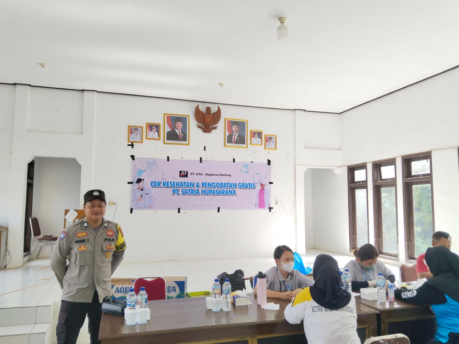 Personel Polsubsektor Menthobi Raya Dampingi Kegiatan Cek Kesehatan Gratis di Desa Bukit Makmur