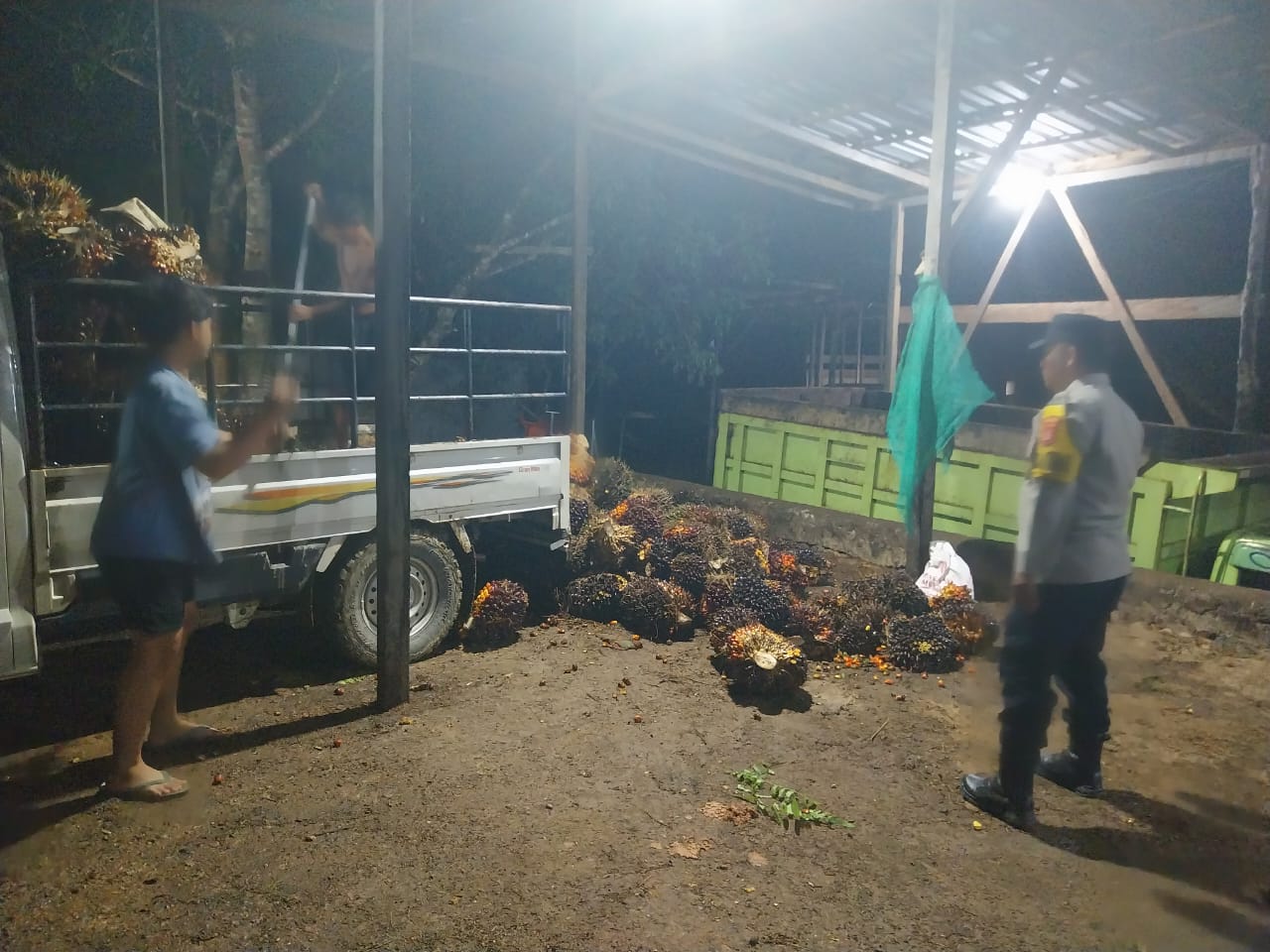 POLSEK LAMANDAU LAKSANAKAN SAMBANG DAN PATROLI HARKAMTIBMAS KEPADA MASYARAKAT