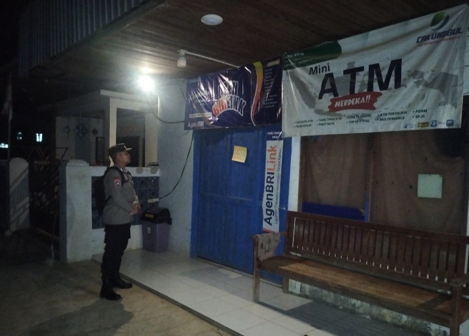 POLSEK DELANG LAKSANAKAN PATROLI MALAM DI SEJUMLAH TITIK PERTOKOAN