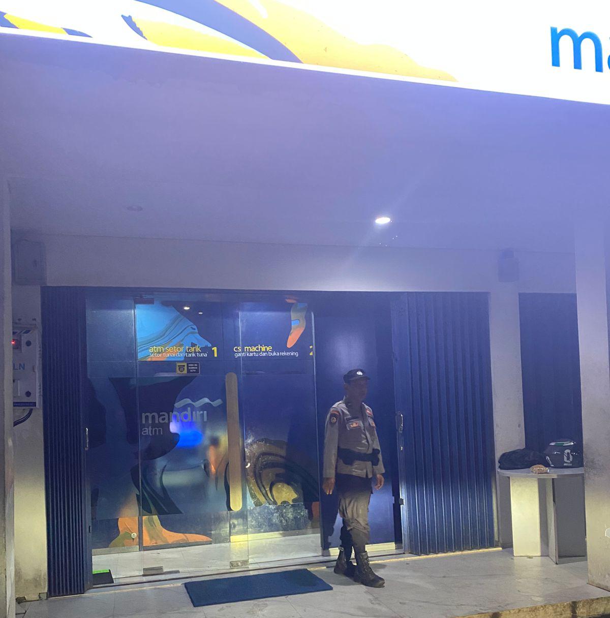 POLSEK BULIK LAKSANAKAN PATROLI MALAM HARI DI BANK DAN ATM