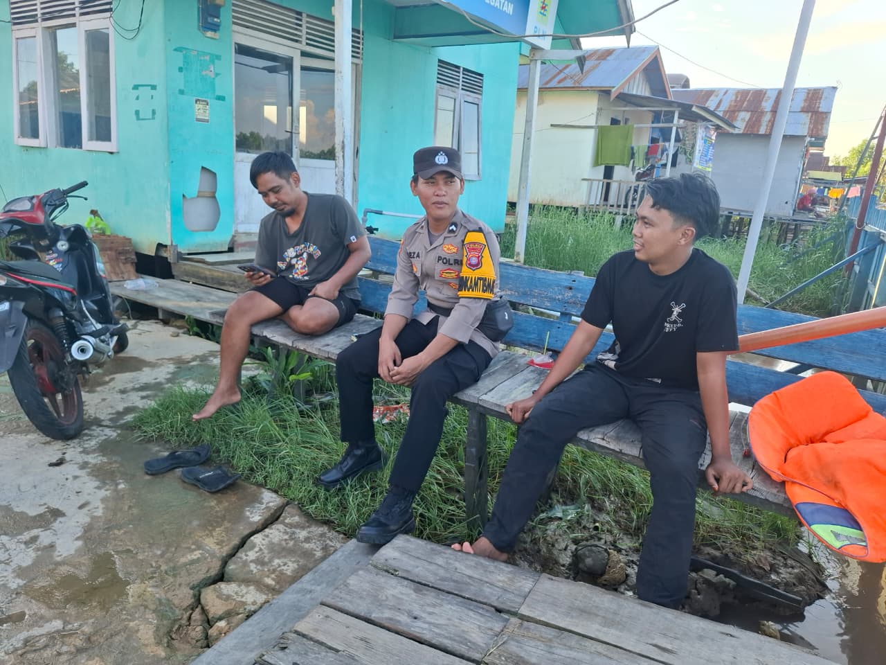 Bhabinkamtibmas Rutin Sambangi Warganya yang sedang beraktivitas di lingkungan perumahan warga Kel. Pegatan Hilir.