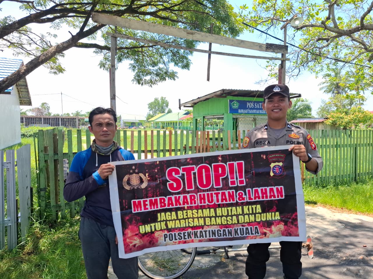 Polsek Katingan KualaBhabinkamtibmas Kel Pegatan Hilir Sosialisasi Himbauan tentang Karhutla Kepada petani.
