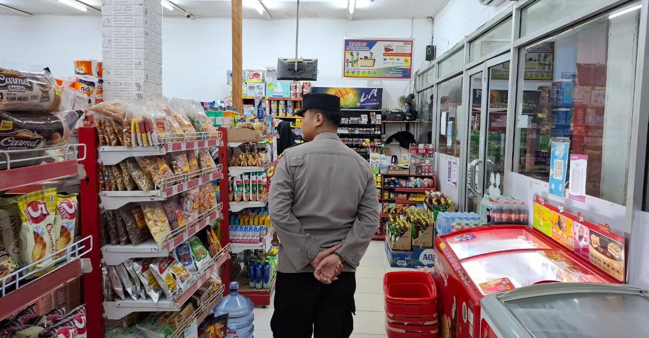 Polsek Sematu Jaya laksanakan patroli sambang malam hari ke pusat perbelanjaan, sosialisasikan layanan 110