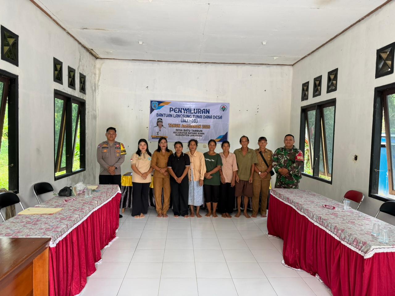 Bhabinkamtibmas Polsek Delang dampingi penyaluran BLT-DD kepada masyarakat Desa Batu Tambun
