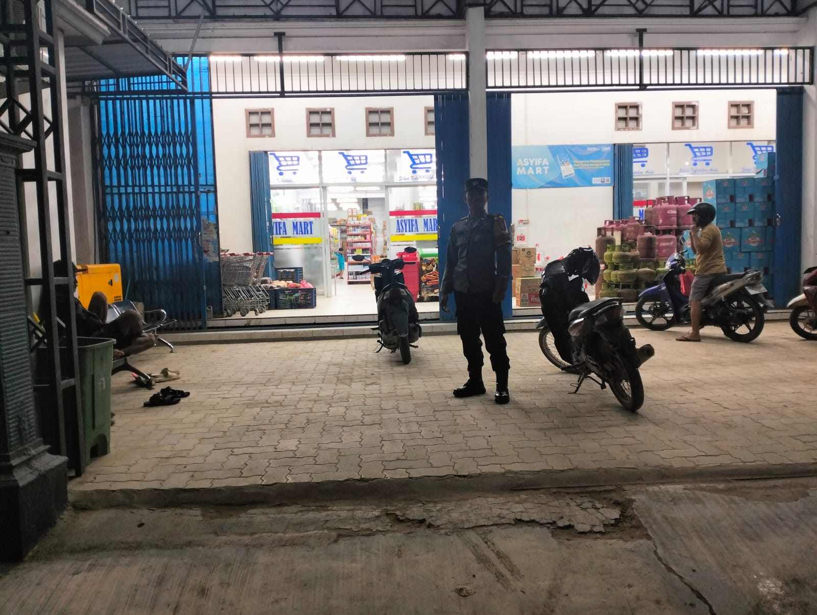 Polsek Sematu Jaya hadir di tengah masyarakat melalui patroli pertokoan malam hari
