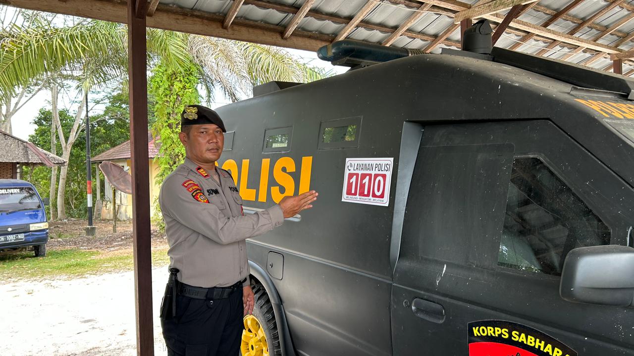 Satsamapta Polres Katingan Pasang Stiker Layanan 110 pada Mobil Dinas Patroli.