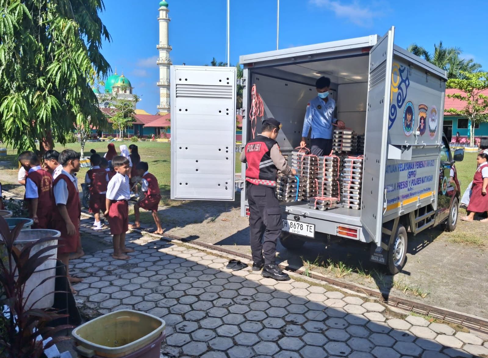 Sat Samapta Polres Katingan Laksanakan Pengawalan MBG ke Sekolah di Desa Hampalit.