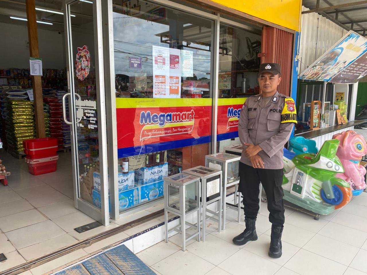 Berikan rasa nyaman kepada masyarakat, Polsek Sematu Jaya laksanakan patroli ke pusat perbelanjaan