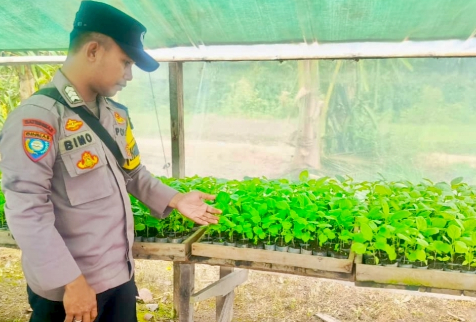 Bhabinkamtibmas Polsek Mendawai cek lokasi pemanfaatan pekarangan rumah warga binaan.