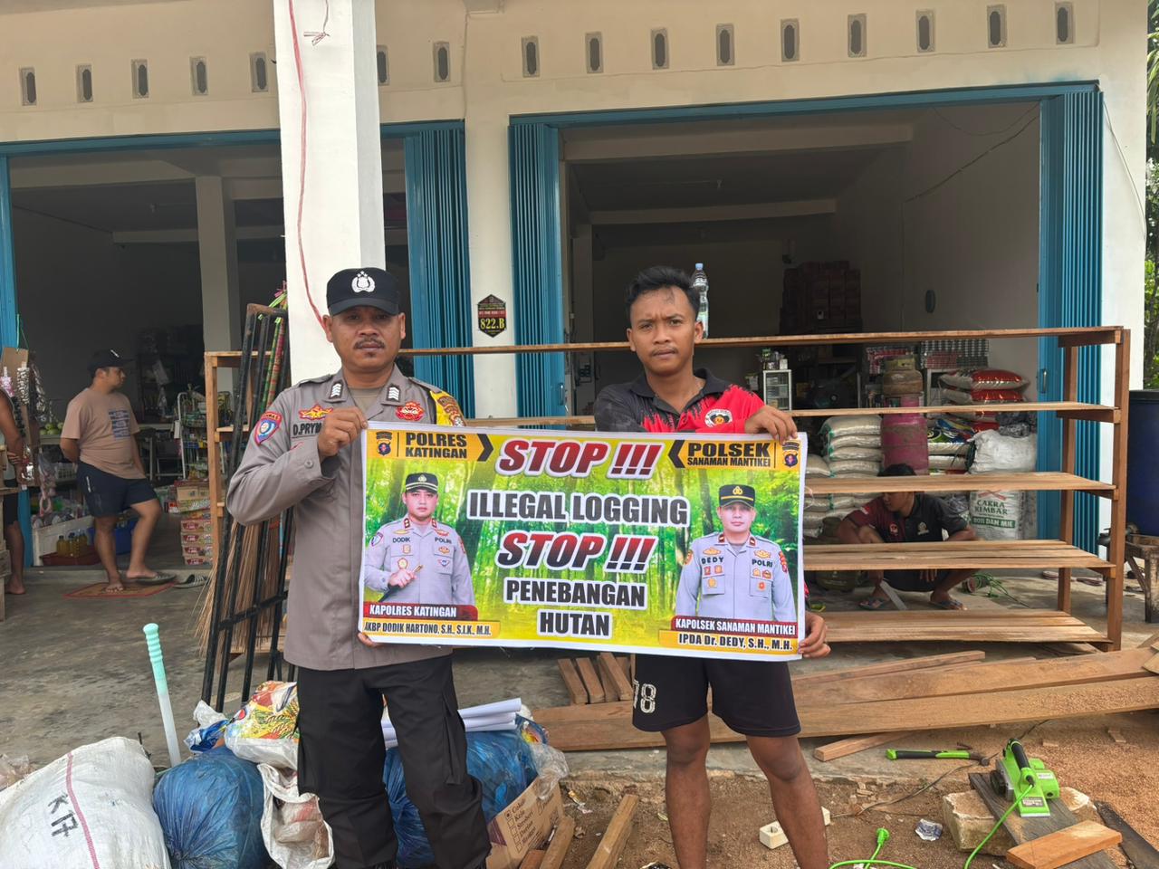 Bhabinkamtibmas laksanakan Sosialisasikan tentang larangan dan sangsi Pidana bagi pelaku Ileggal Logging kepada masyarakat di Desa Binaan.