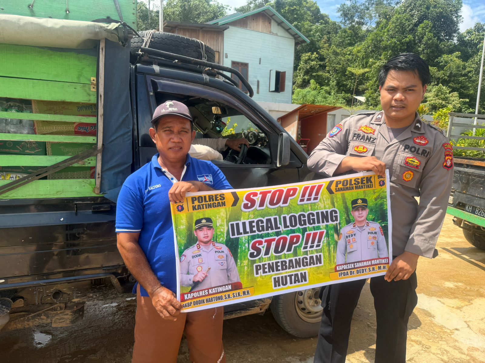 Bhabinkamtibmas laksanakan Sosialisasikan tentang larangan dan sangsi Pidana bagi pelaku Ileggal Logging kepada masyarakat di Desa Binaan.