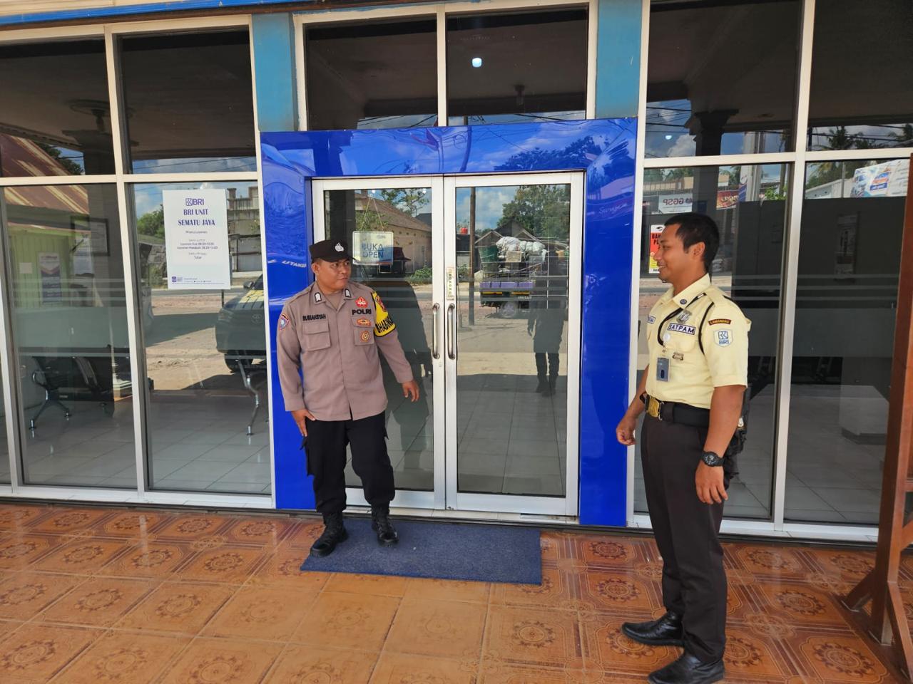 Anggota Polsek Sematu Jaya Brigpol Gatot melaksanakan patroli dialogis di Megamart Kecamatan Sematu Jaya guna memelihara sitkamtibmas di wilayah Hukum Polsek Sematu Jaya