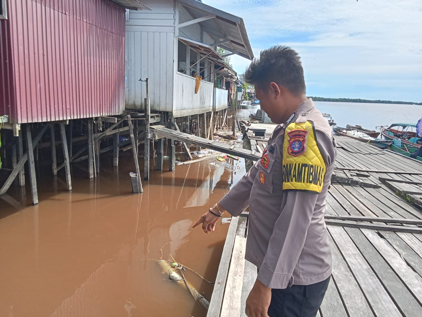 Untuk antisipasi banjir, Personil Polsek Katingan Kuala Rutin Melakukan Pengecekan Debit Air Di Wilayahnya