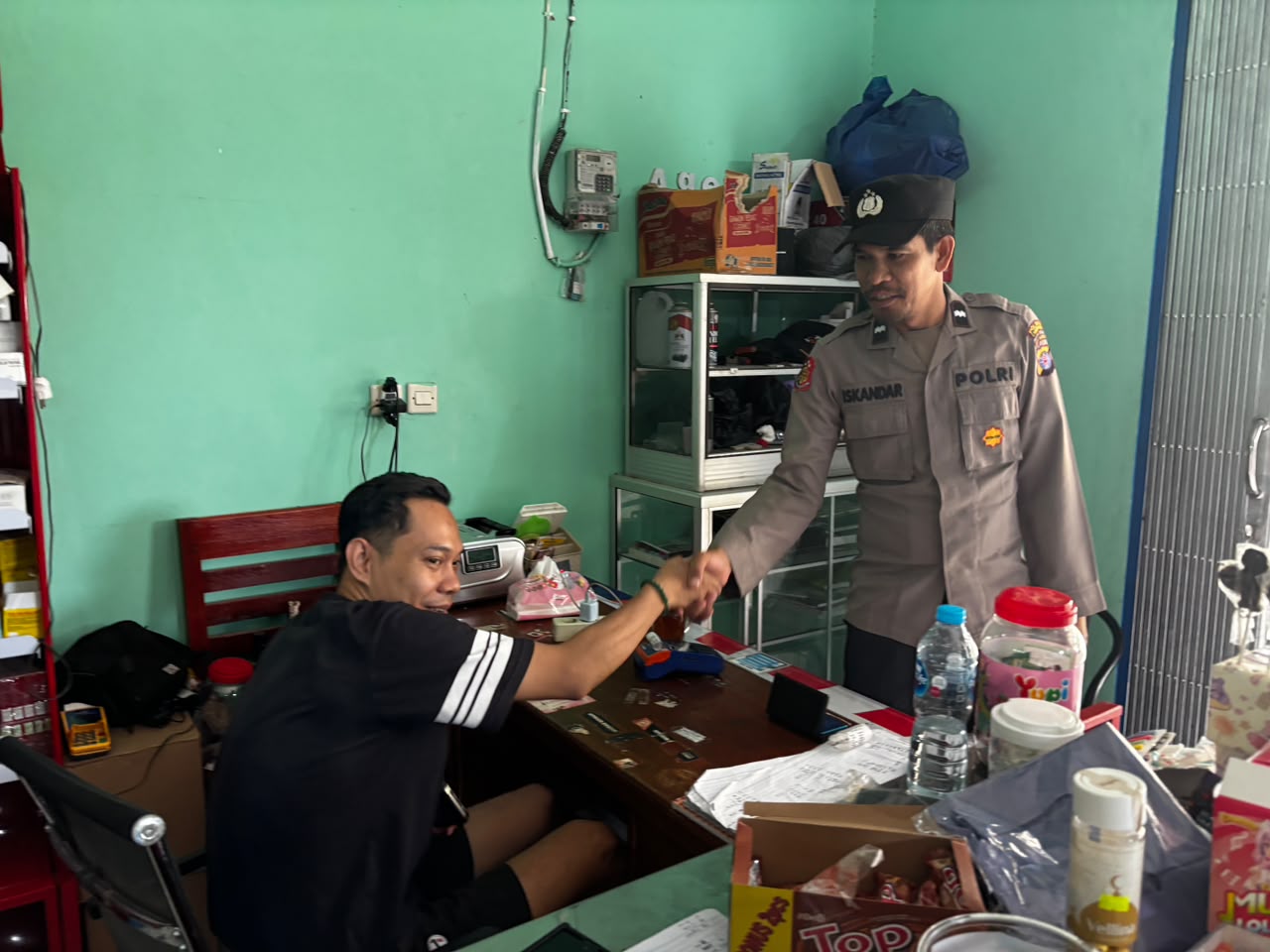 Patroli Humanis, Polsek Lamandau Sambangi Pertokoan dan Sampaikan Pesan Kamtibmas