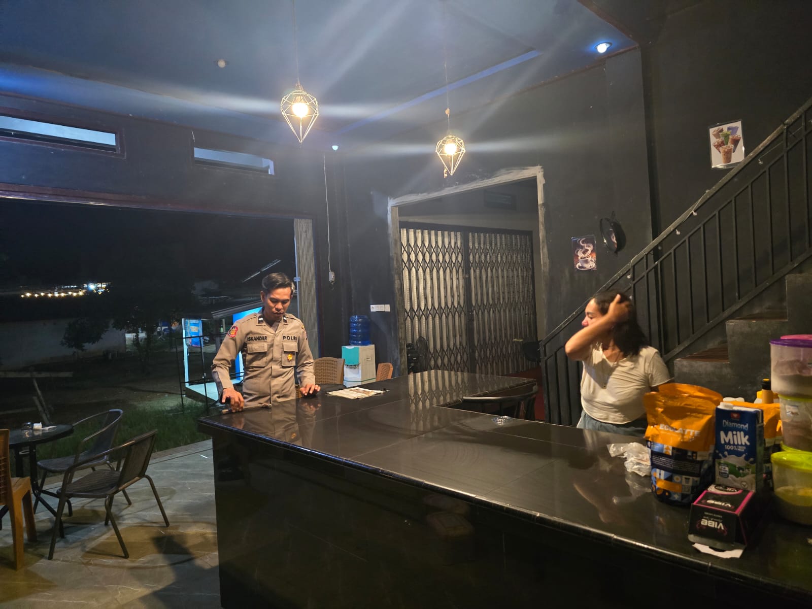 Sambangi Kedai Tempat Berkumpul Anak Muda, Polsek Lamandau Sampaikan Pesan Kamtibmas