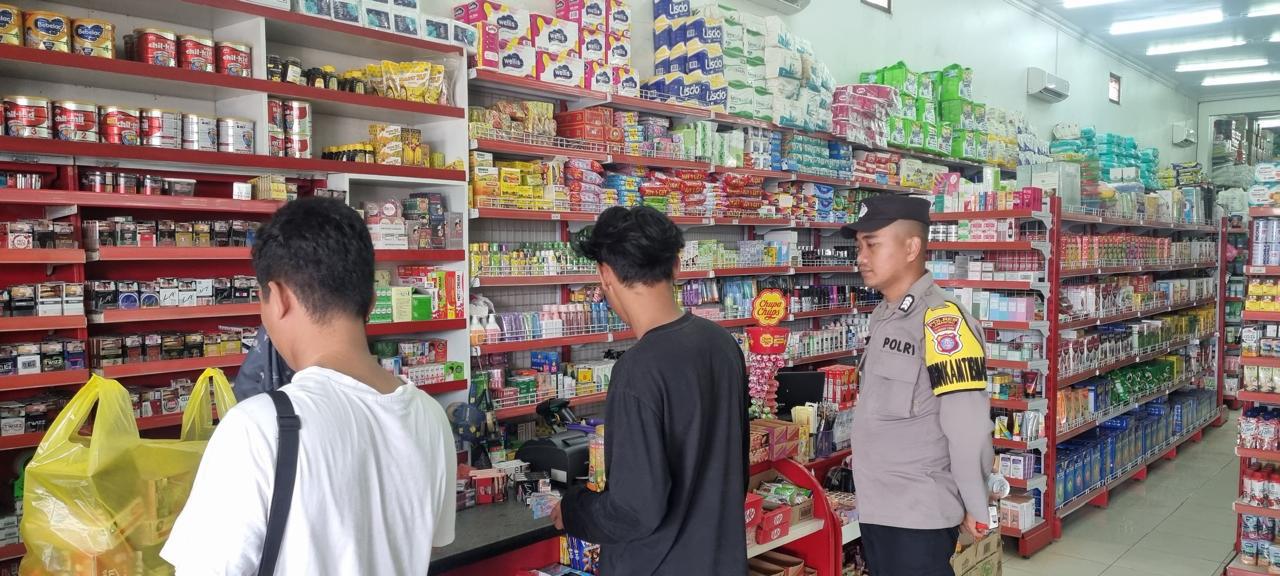Anggota Polsek Sematu Jaya yang di pimpin langsung, Bripka Rubiansyah melaksanakan patroli dialogis di Megamart Kecamatan Sematu Jaya guna memelihara siskamtibmas di wilayah Hukum Polsek Sematu Jaya.