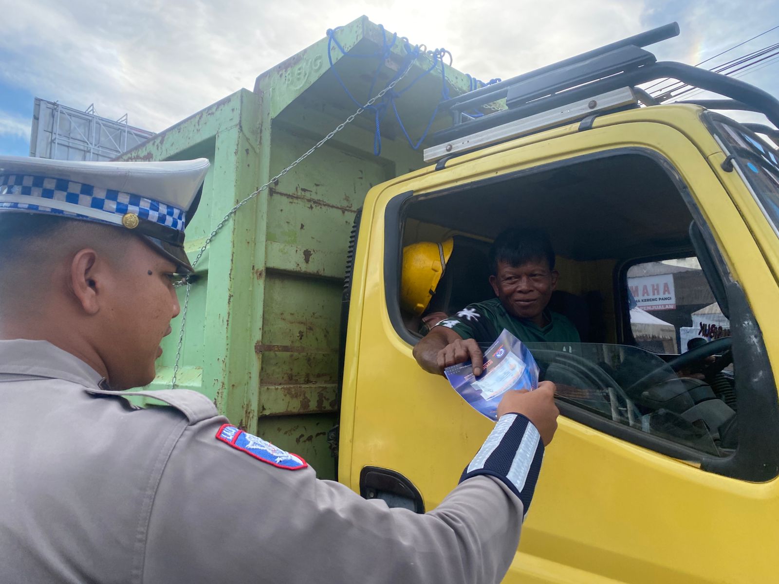 Pembagian Brosur Keselamatan Berlalu Lintas Kepada masyarakat.