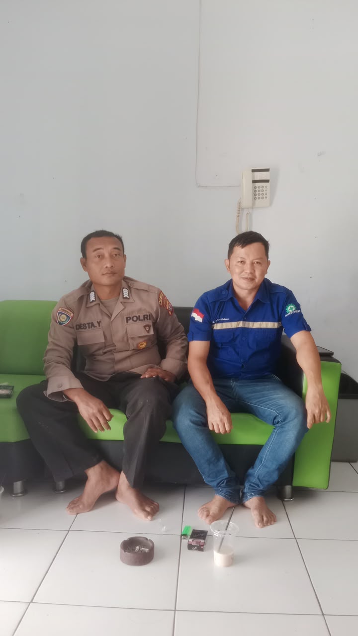 Bhabinkamtibmas laksanakan Sosialisasi kan tentang larangan dan sangsi Pidana bagi pelaku Ileggal Logging kepada masyarakat di Desa Binaan.