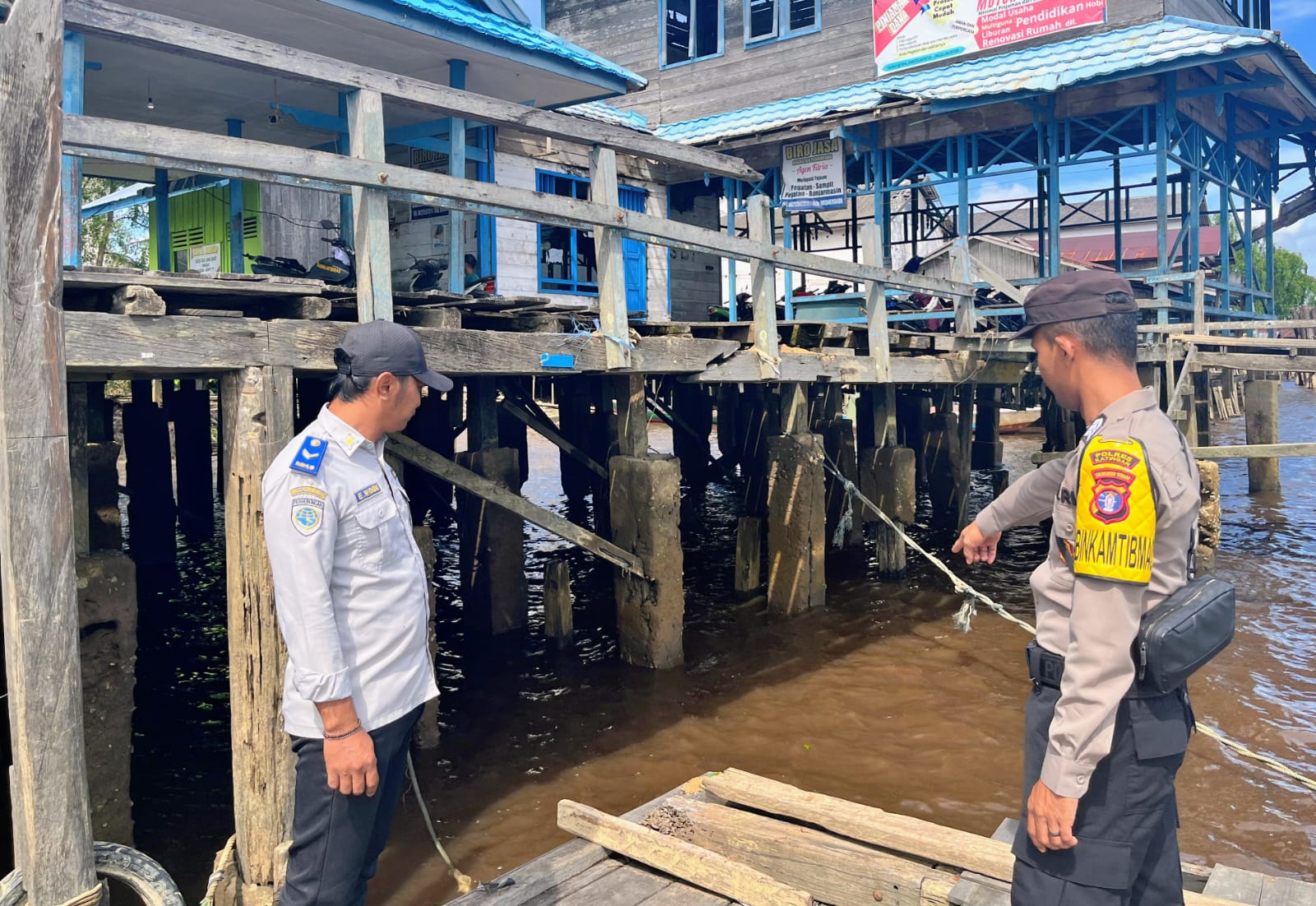 Antisipasi Terjadinya Bencana Banjir, Personil Polsek Katingan Kuala Rutin Melakukan Pengecekan Debit Air Di Wilayahnya