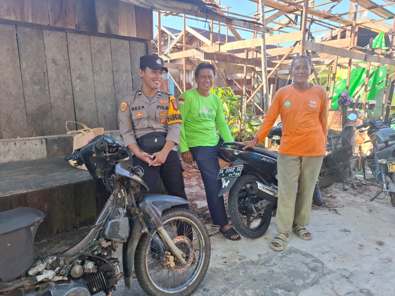 Bhabinkamtibmas Rutin Sambangi Warganya yang sedang beraktivitas di lingkungan perumahan warga Kel. Pegatan Hilir.