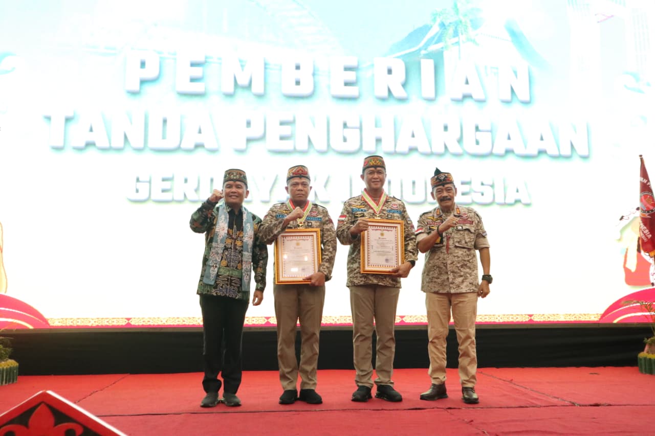 Kapolda Kalteng Terima Penghargaan Tingang Menteng Bapenyang Simpei dari Gerdayak Indonesia