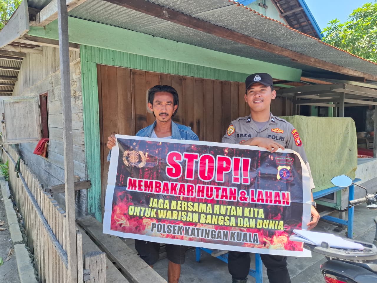 Bhabinkamtibmas Kel Pegatan Hilir Sosialisasi Himbauan tentang Karhutla Kepada petani.