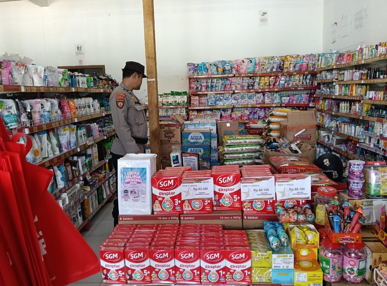 Anggota Polsek Sematu Jaya yang di pimpin langsung, Aipda Erizki melaksanakan patroli dialogis di Megamart Kecamatan Sematu Jaya guna memelihara siskamtibmas di wilayah Hukum Polsek Sematu Jaya