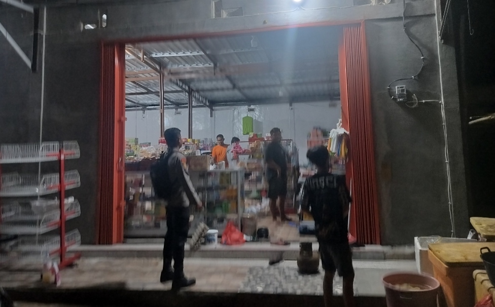 Ingatkan Warga Tetap Waspada, Polsek Delang Sambangi Warung Masyarakat