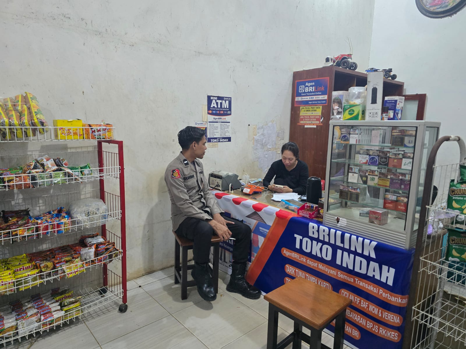 Patroli Humanis ke Pertokoan, Polsek Lamandau Pererat Komunikasi dengan Pelaku Usaha