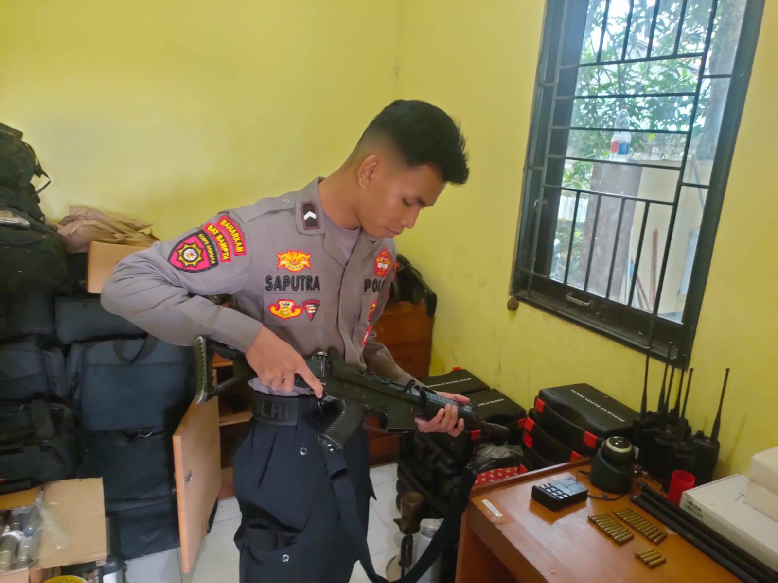Personel Samapta Laksanakan Serah Terima Piket Jaga Mako dan Inventaris Penjagaan.