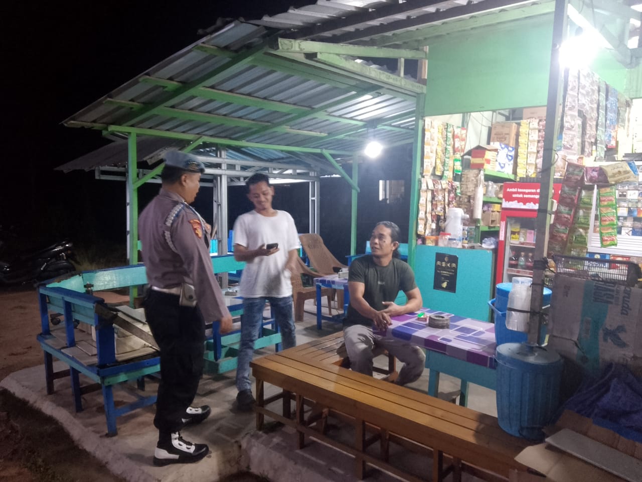 Pererat Kedekatan dengan Warga, Polsek Bulik Sambangi Warung Masyarakat
