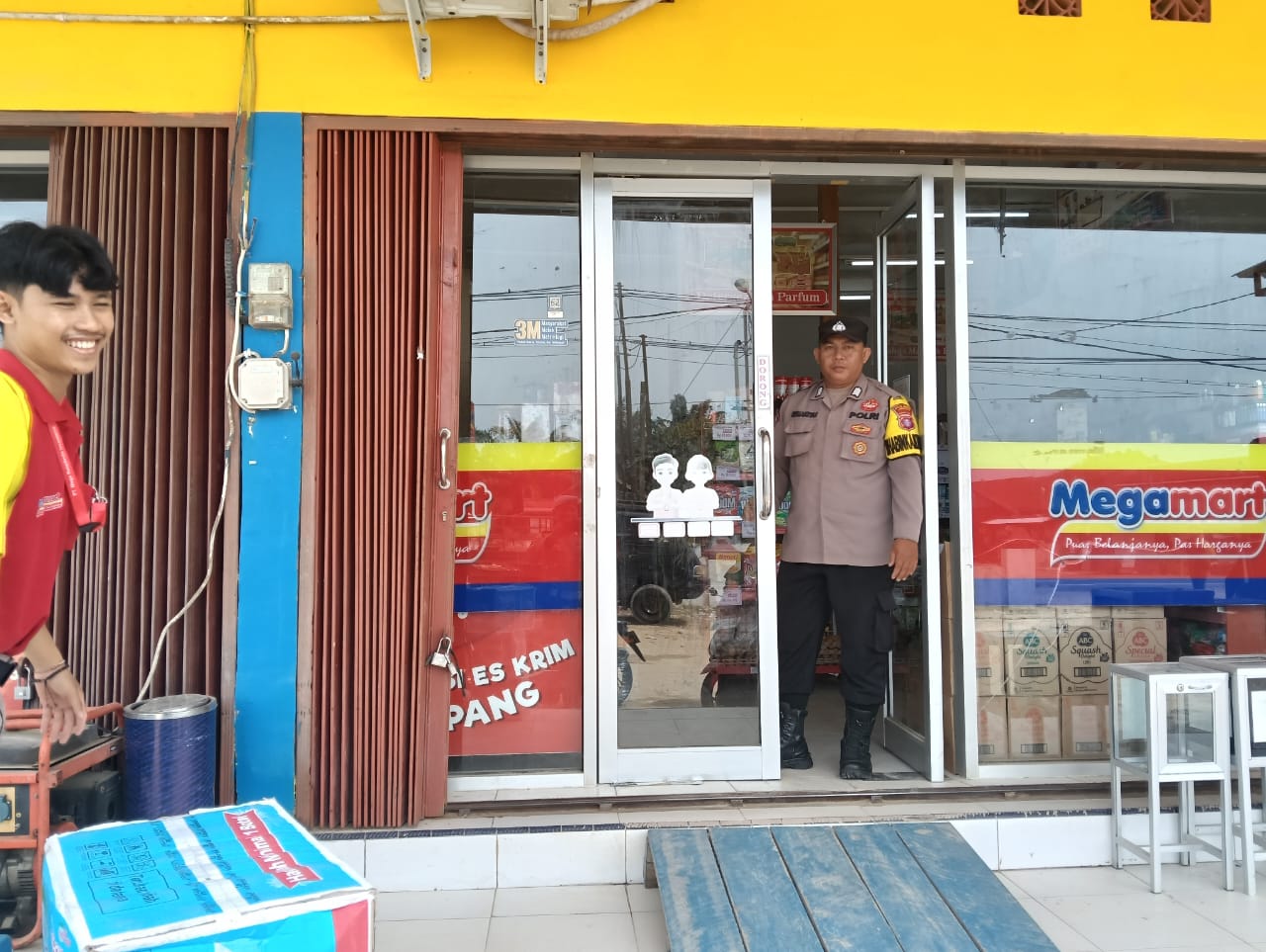 Anggota Polsek Sematu Jaya yang di pimpin langsung, Bripka Rubiansyah, melaksanakan patroli dialogis di Megamart Kecamatan Sematu Jaya guna memelihara siskamtibmas di wilayah Hukum Polsek Sematu Jaya.