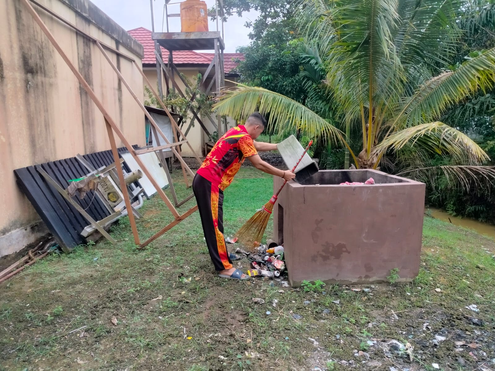 Perkuat Kebersamaan, Polsek Marikit Laksanakan Korve Dukung Indonesia ASRI