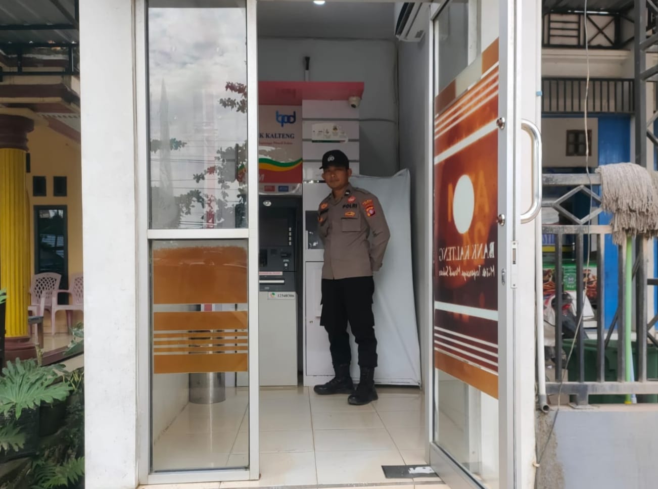 Kapolsek Sematu Jaya IPDA Eko Haryanto, S.H. mengatakan patroli merupakan kegiatan rutin baik siang maupun malam hari tersebut guna mencegah terjadinya tindak pidana untuk mewujudkan situasi kamtibmas yang aman dan kondusif.