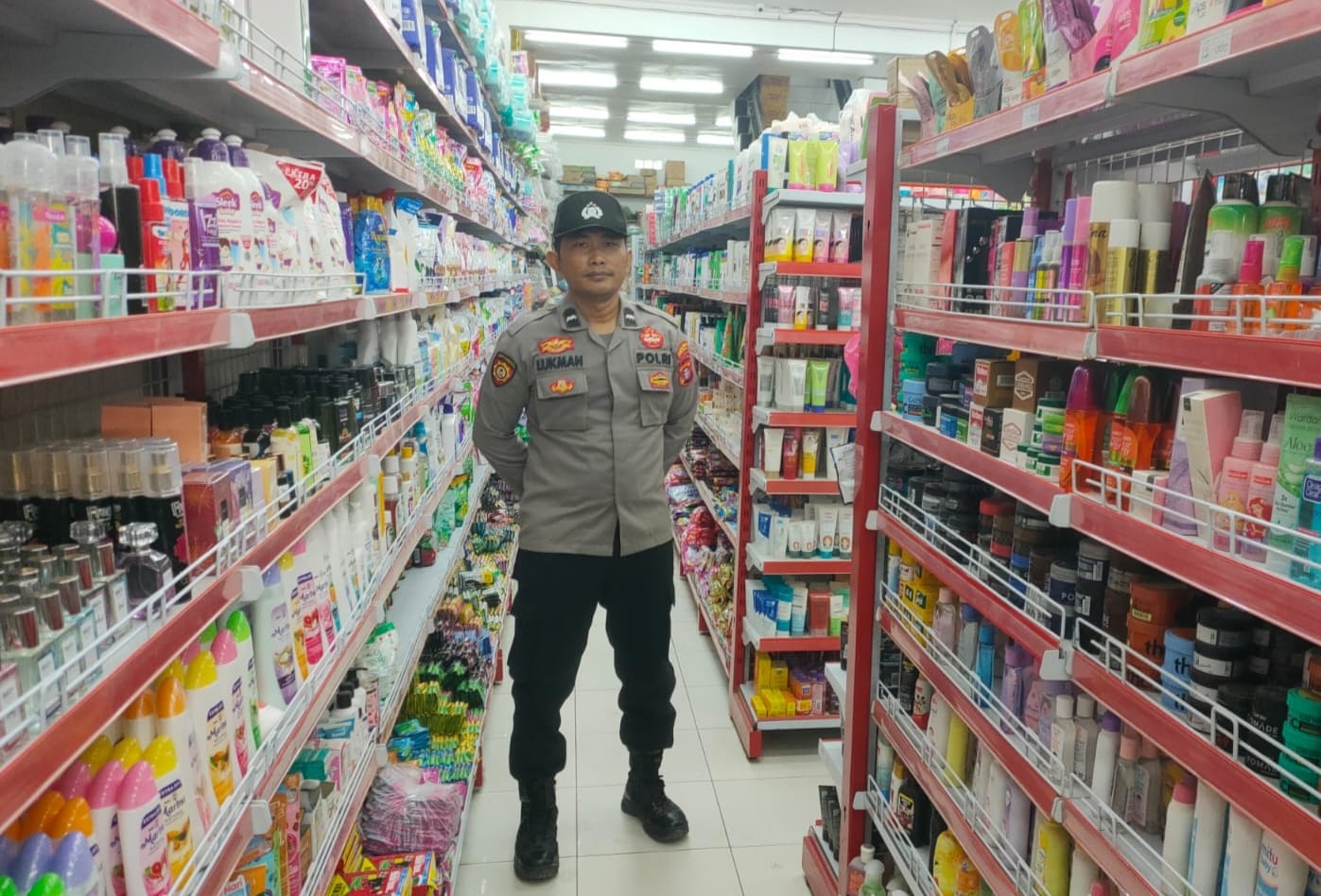 Anggota Polsek Sematu Jaya yang di pimpin langsung, Aipda. Lukman Trianto, S. H. , melaksanakan patroli dialogis di Megamart Kecamatan Sematu Jaya guna memelihara siskamtibmas di wilayah Hukum Polsek Sematu Jaya.