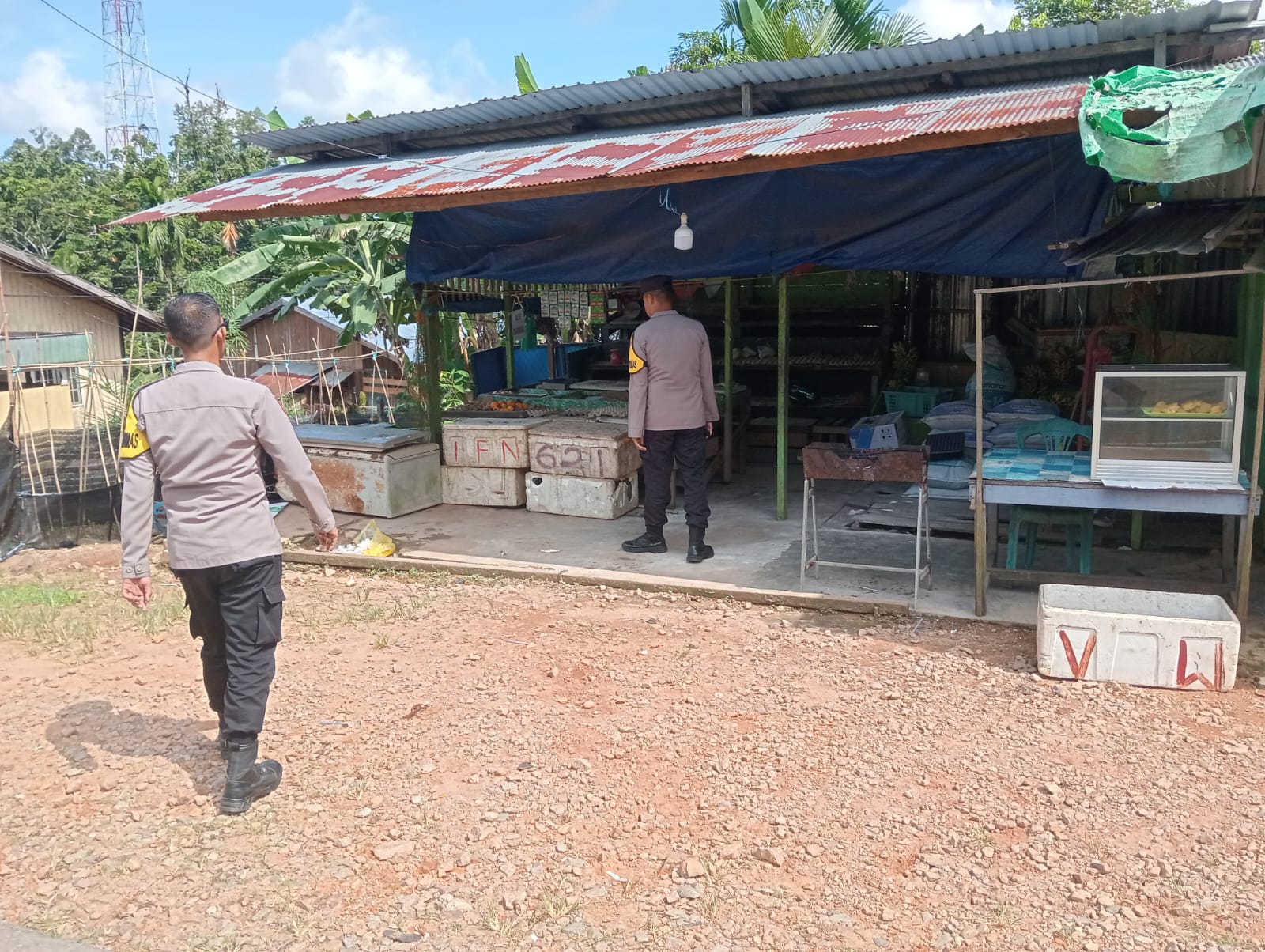 Pererat Komunikasi dengan Warga, Polsek Delang Sambangi Warung Masyarakat