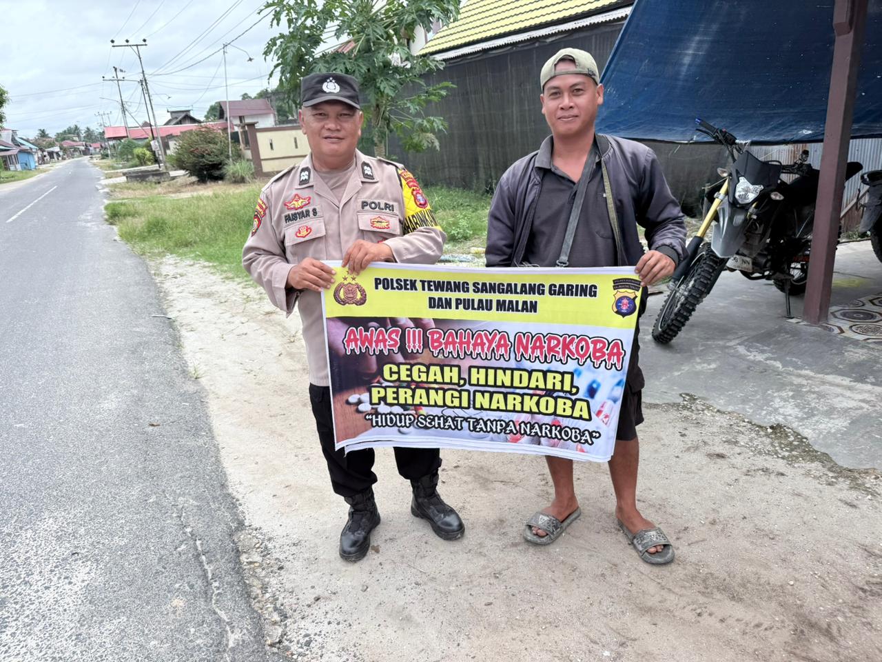 Melalui Media Spanduk, Polsek Tewang Sangalang Garing dan Pulau Malan Imbau Warga Tidak Terjerumus Penyalahgunaan Narkoba.
