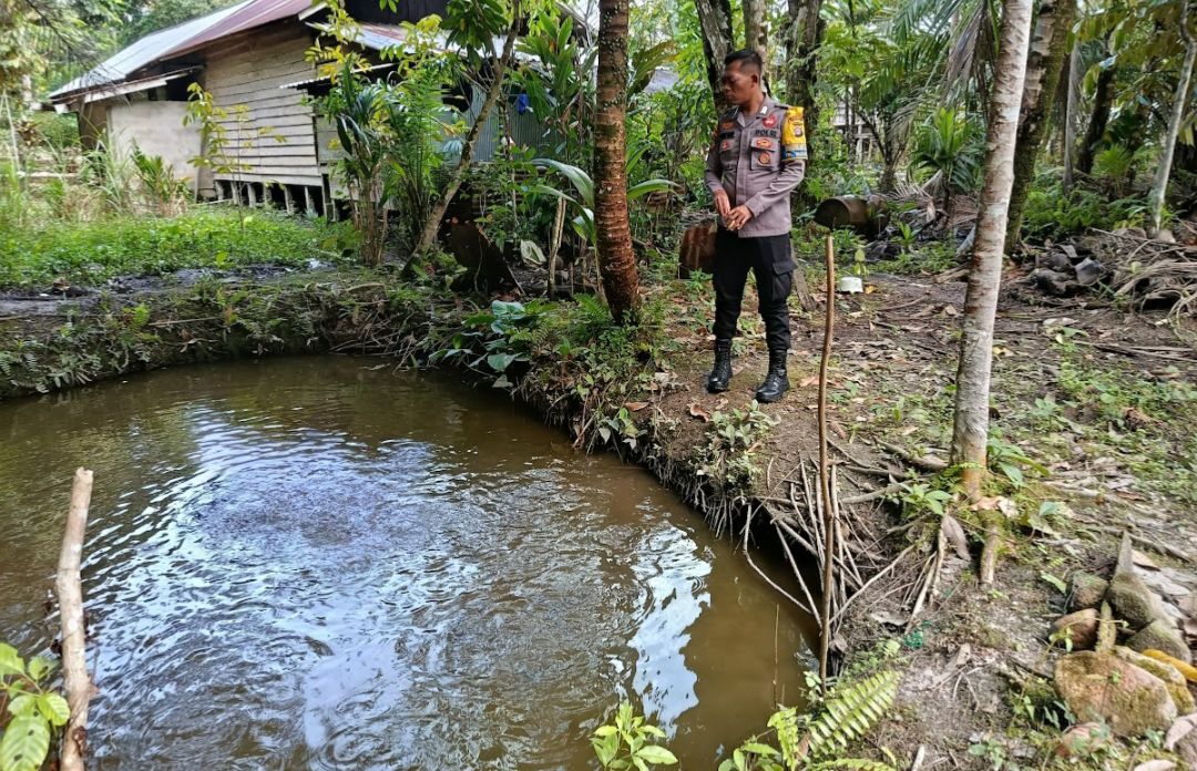 Dukung Ketahanan Pangan Berbasis Pekarangan, Bhabinkamtibmas Sambangi Kolam Ikan Warga di Delang
