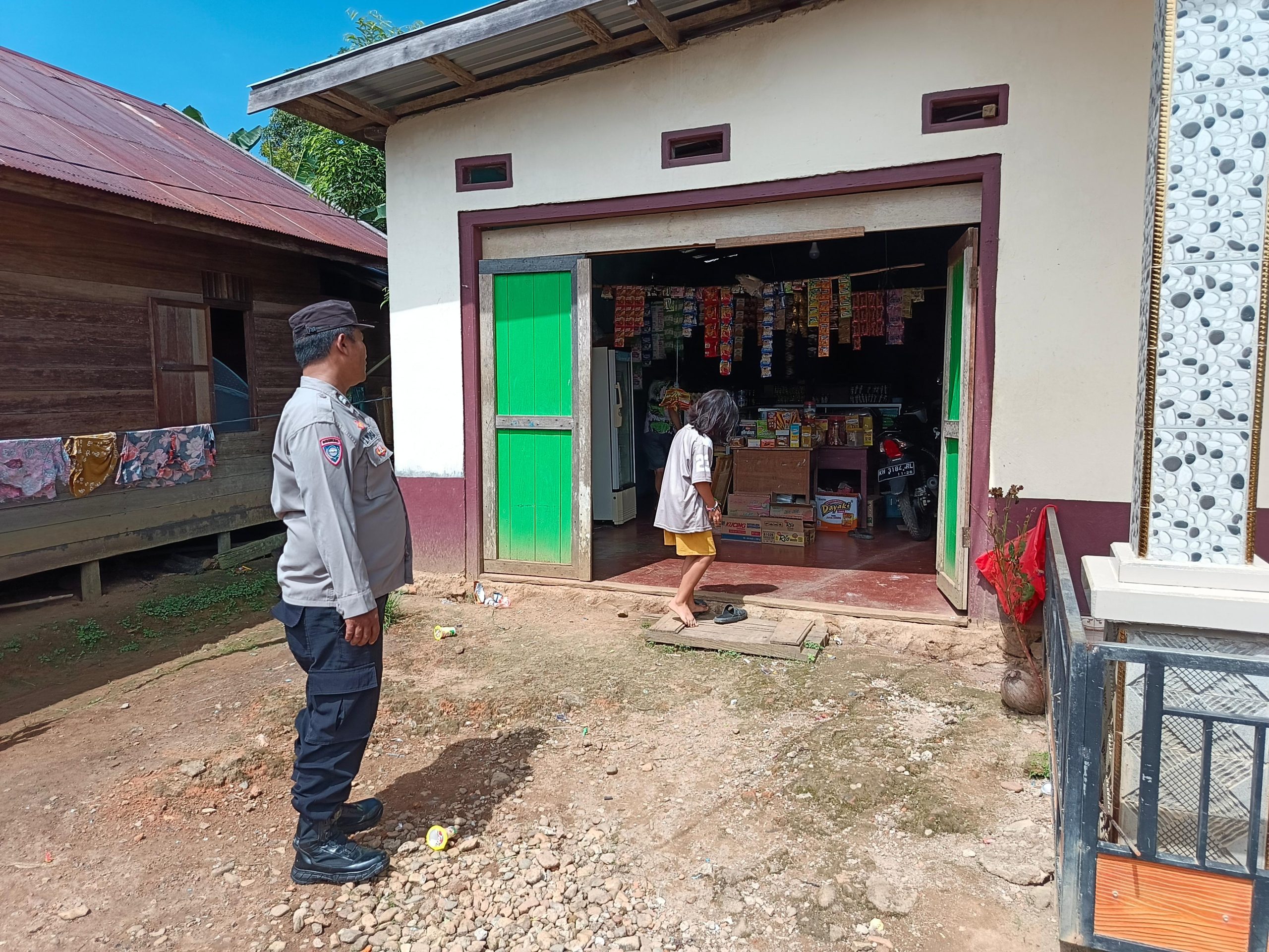 Pererat Kedekatan dengan Warga, Polsek Delang Sambangi Rumah Masyarakat